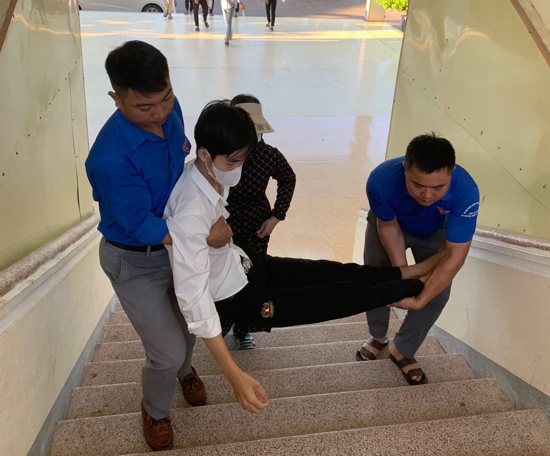 Hà Tĩnh: Hai cán bộ Đoàn hỗ trợ thí sinh bị tai nạn gãy chân vào phòng thi